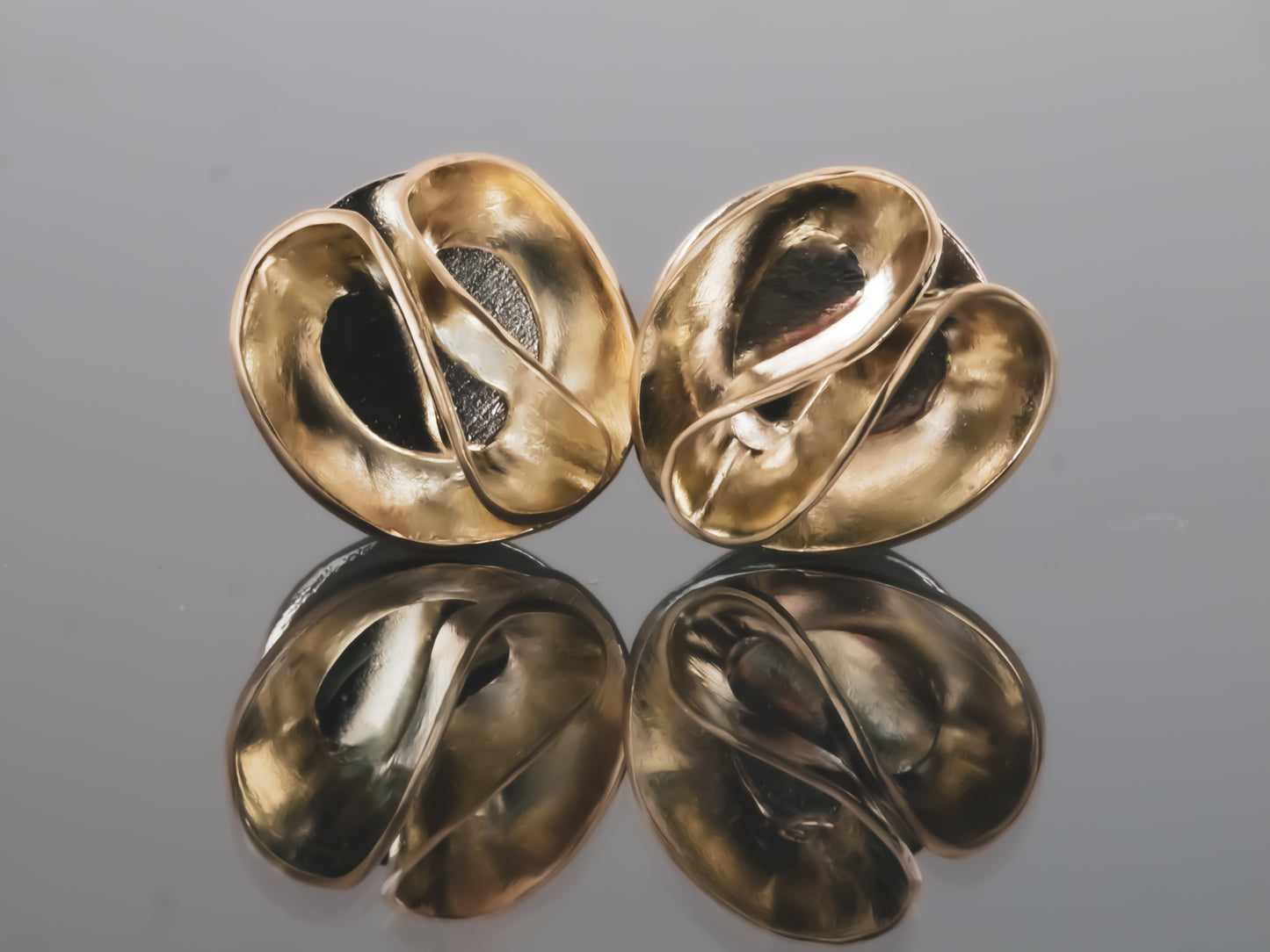 TAINIA Ribbon Stud Earrings - 9k Gold