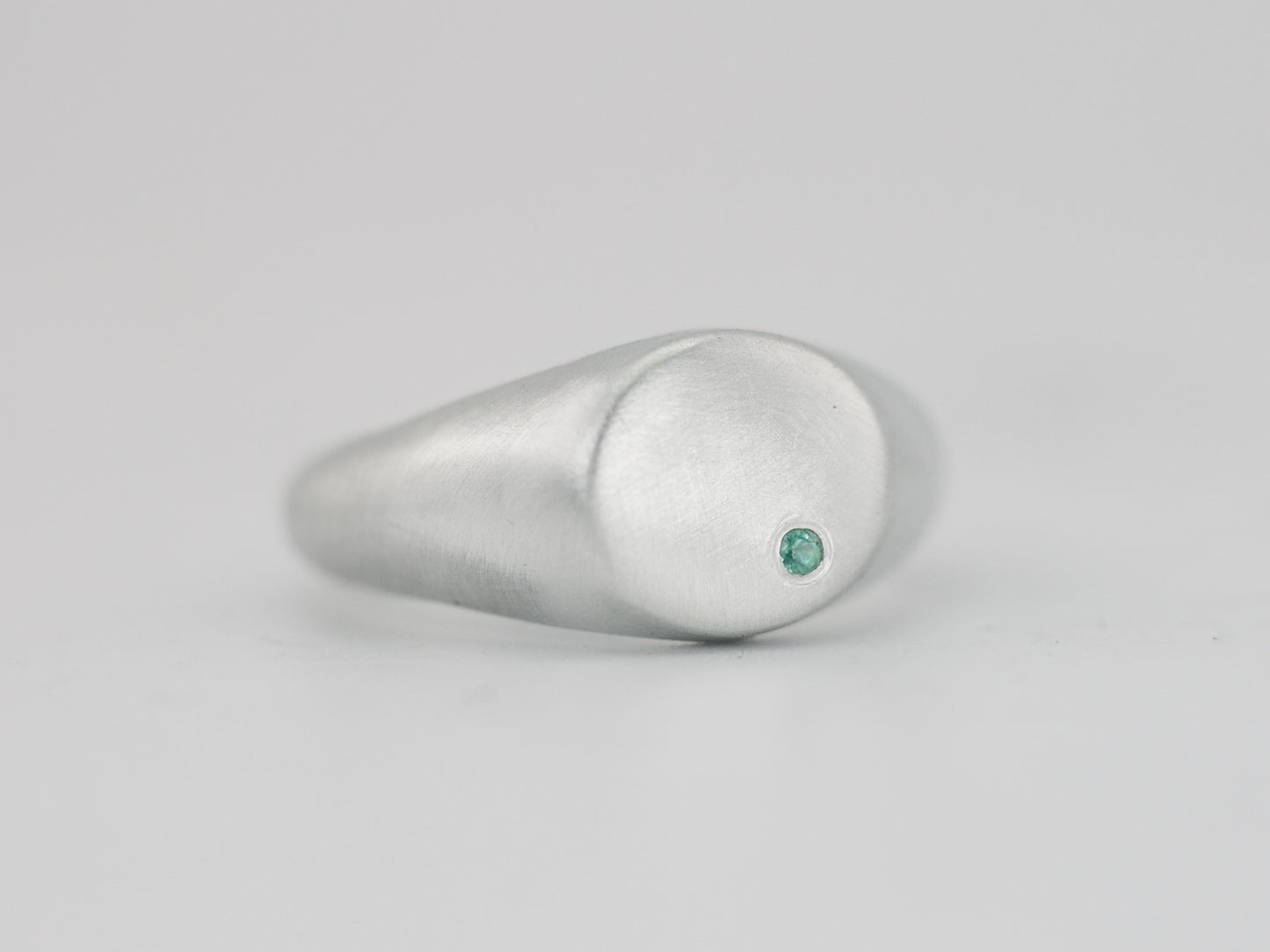 Minimalist Round Signet Ring with Emerald - Sterling Silver