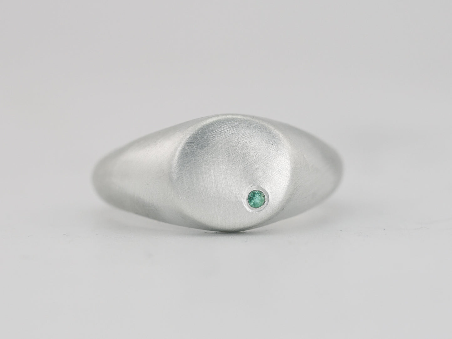 Minimalist Round Signet Ring with Emerald - Sterling Silver