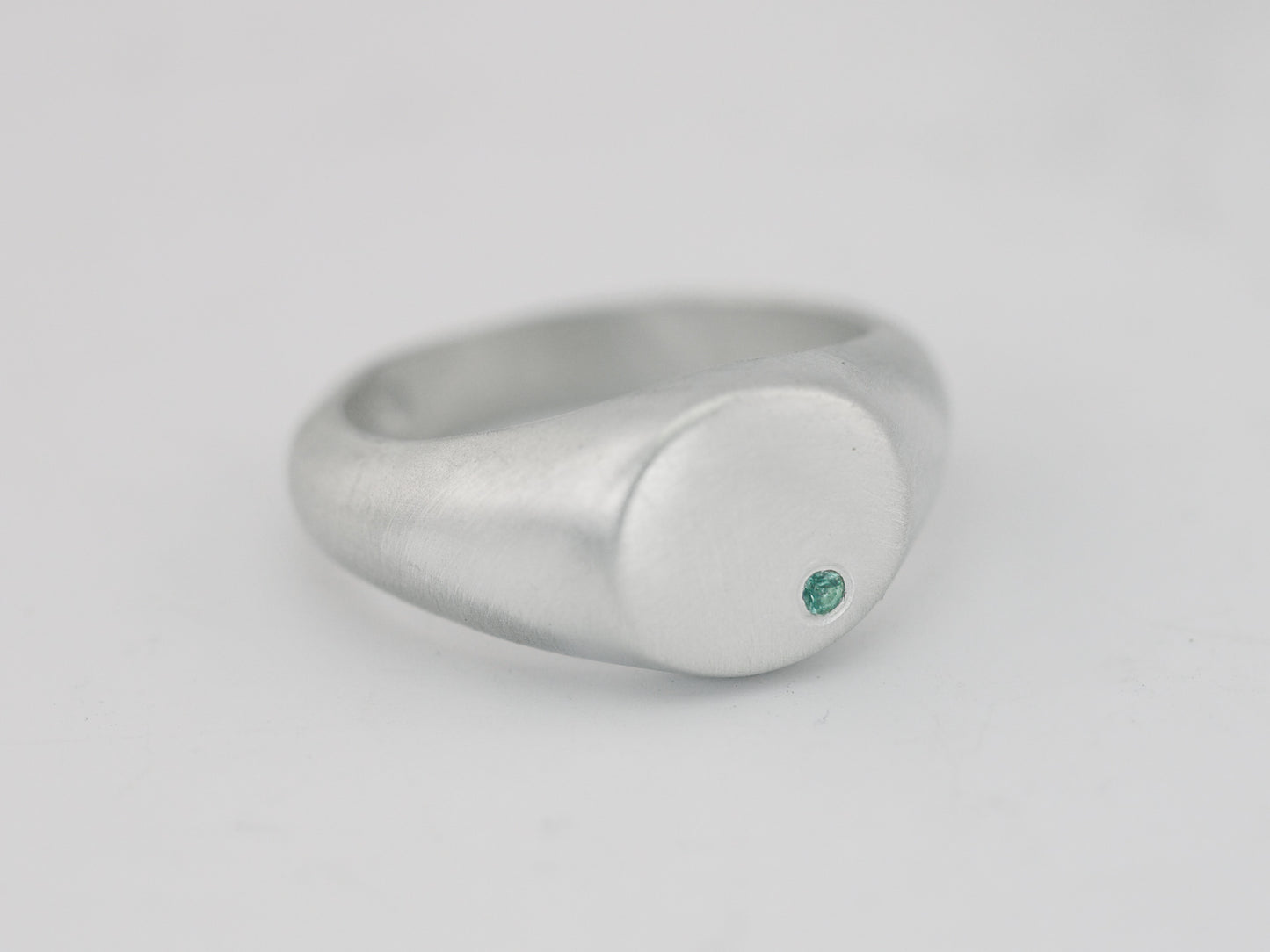 Minimalist Round Signet Ring with Emerald - Sterling Silver