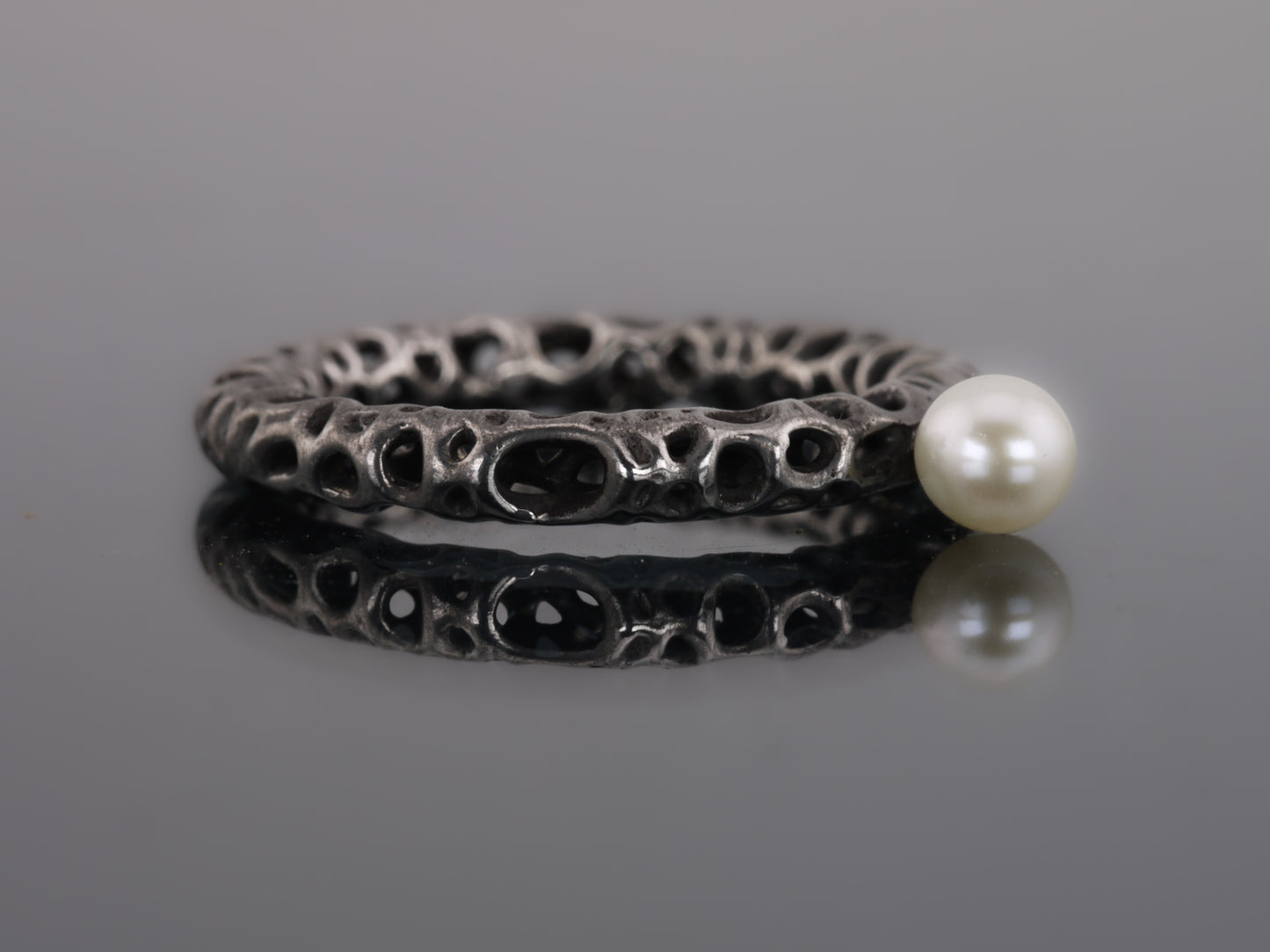 MALACOPIA Ring with Freshwater Pearl - Black Rhodium Plated