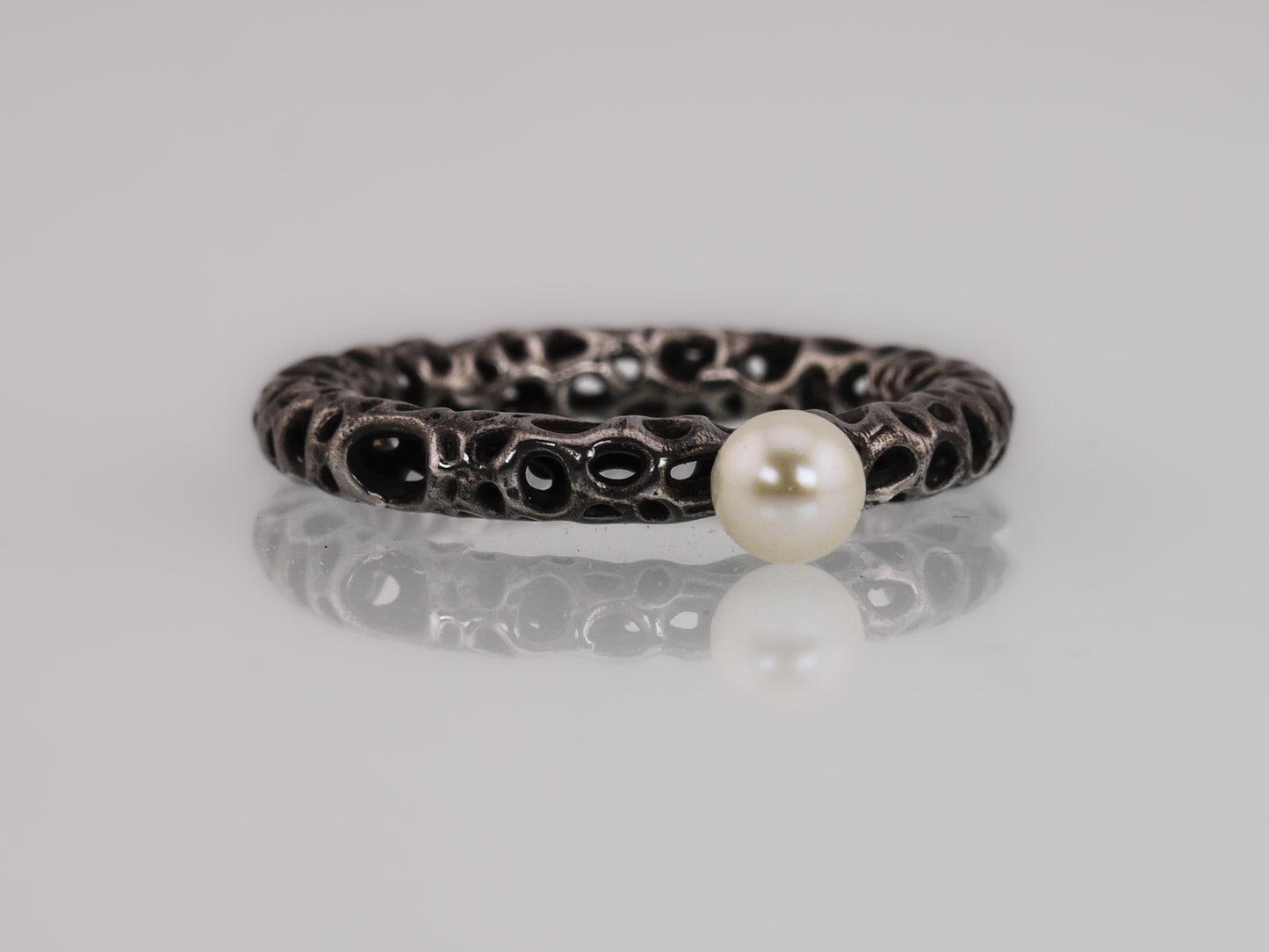 MALACOPIA Ring with Freshwater Pearl - Black Rhodium Plated