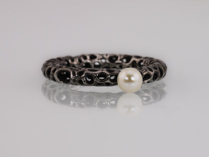 MALACOPIA Ring with Freshwater Pearl - Black Rhodium Plated
