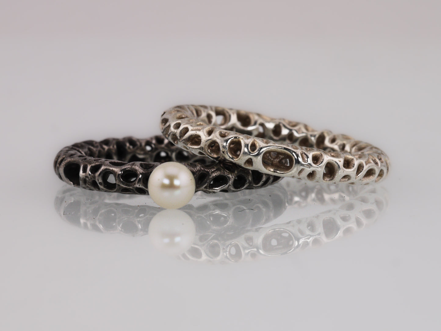 MALACOPIA Ring with Freshwater Pearl - Black Rhodium Plated