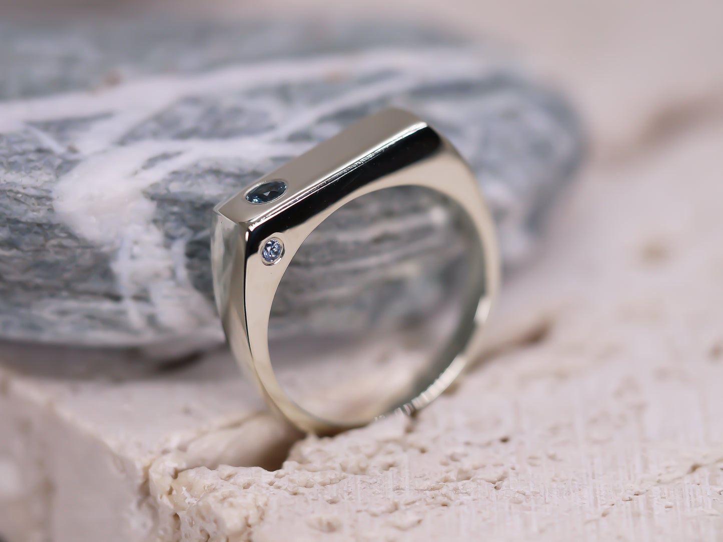 ADONIS Narrow Signet Ring - 9k Gold