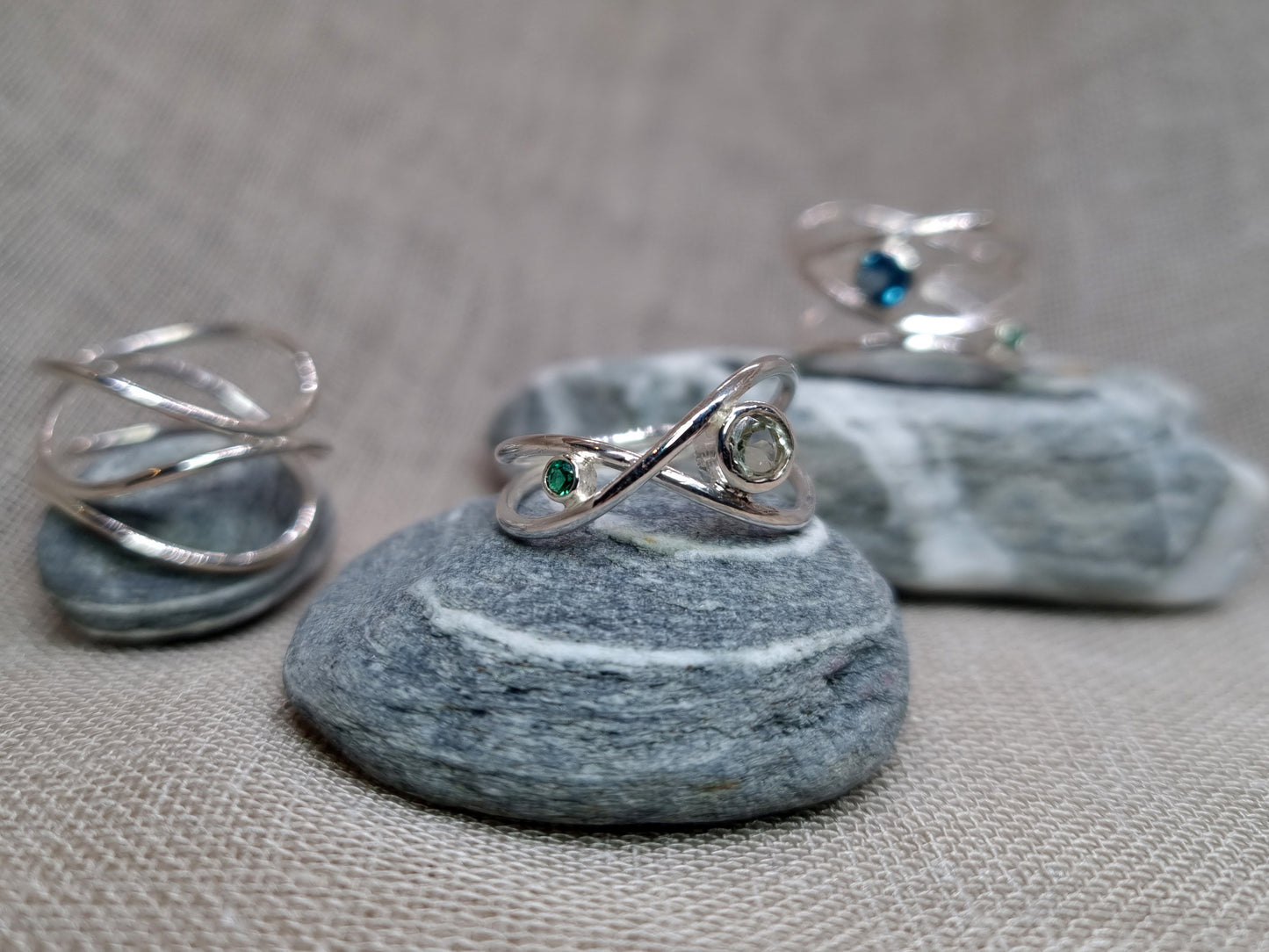 CALYPSO Minimal Wave Ring - Green Amethyst & Emerald