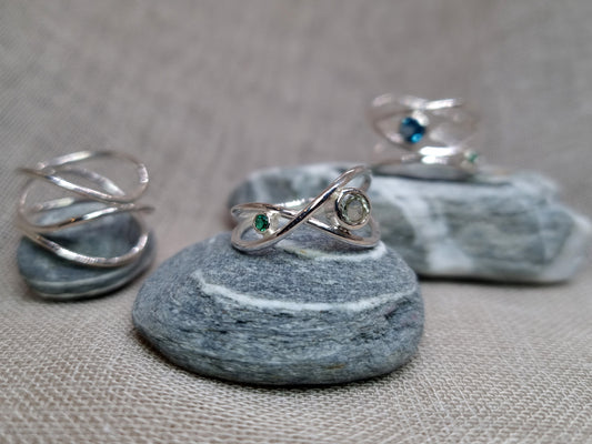 CALYPSO Minimal Wave Ring - Green Amethyst & Emerald