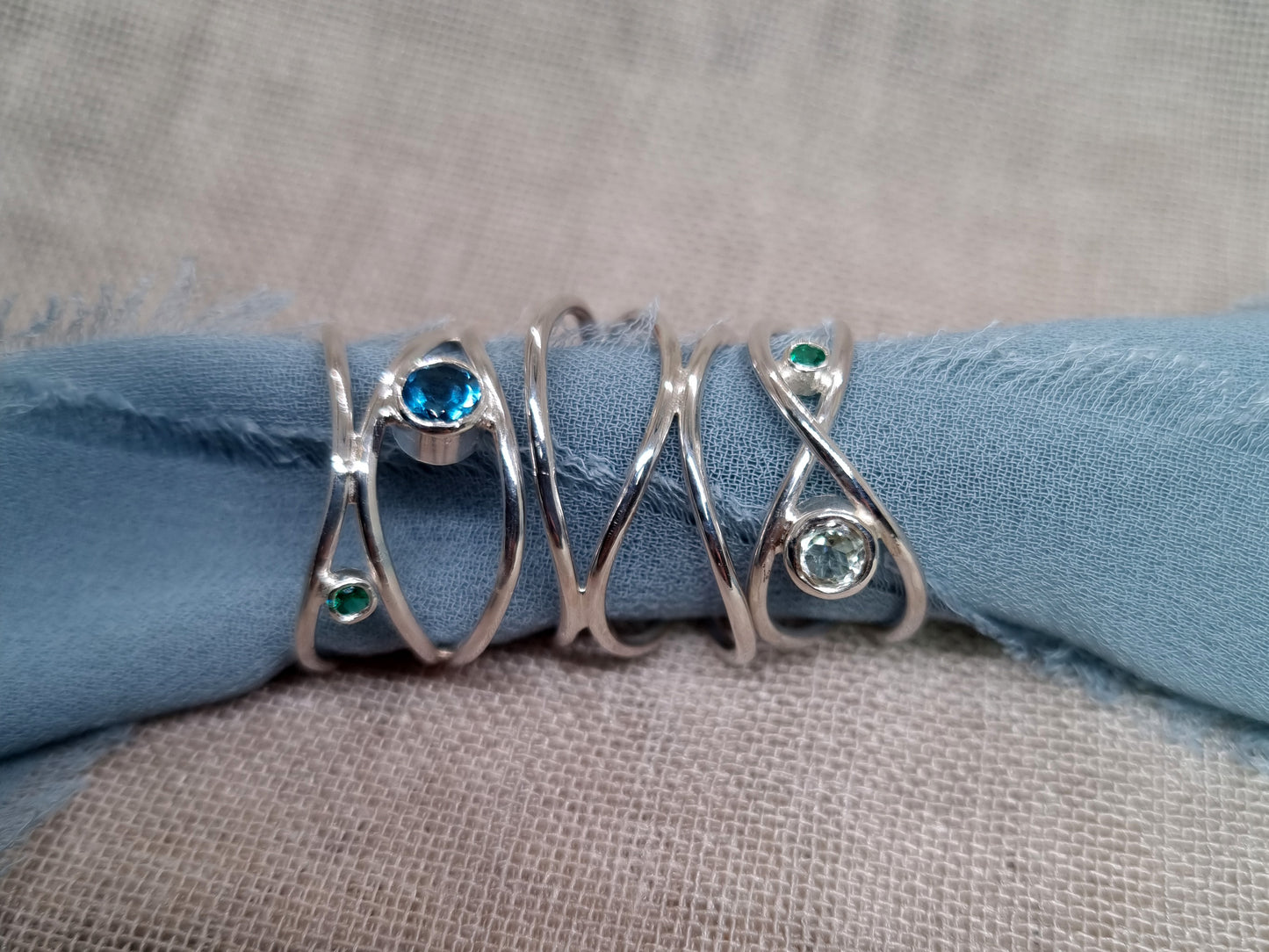 CALYPSO Minimal Wave Ring - Green Amethyst & Emerald