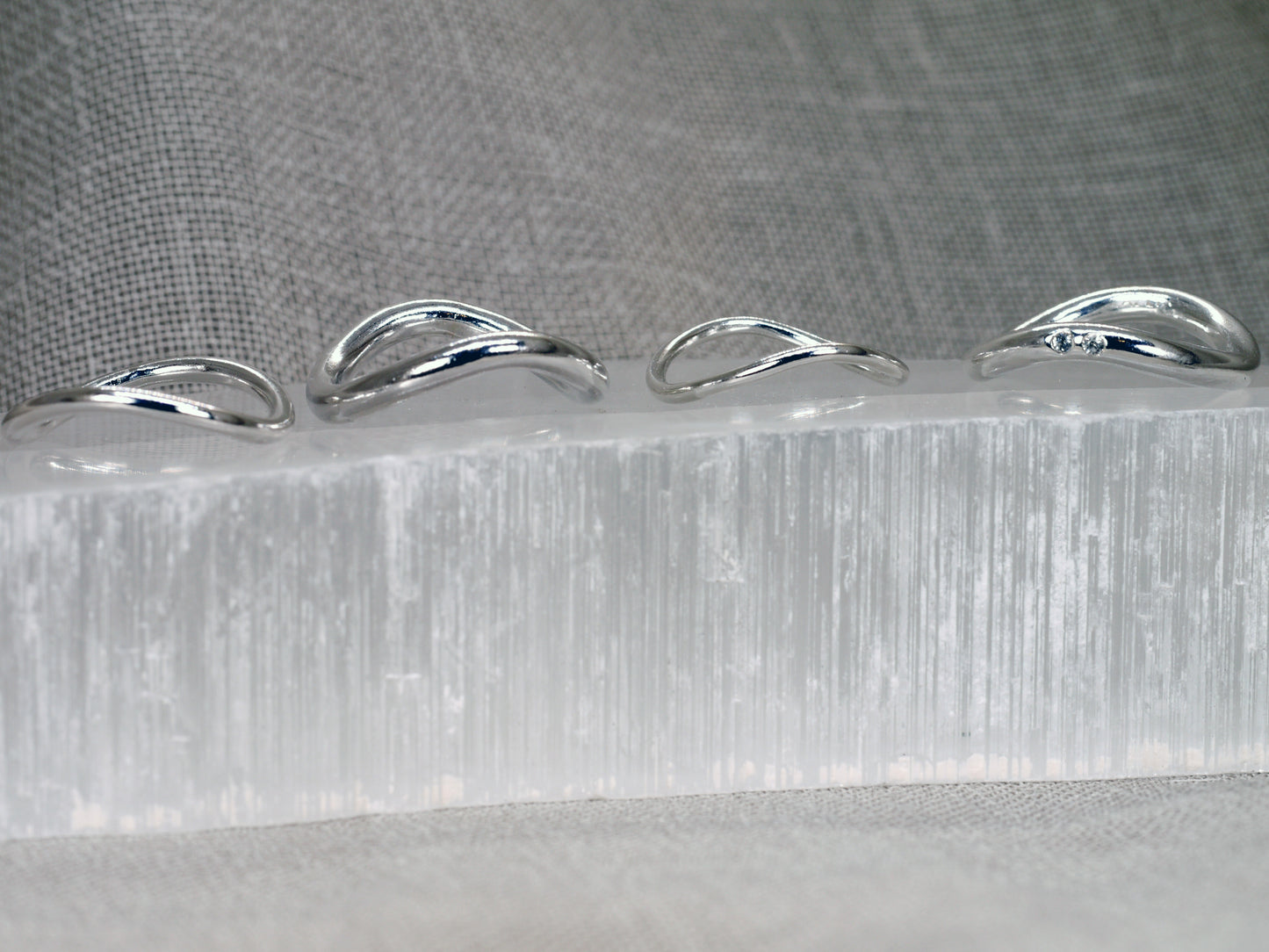 KYMA Solo Wave Ring - Chunky 3mm with Sapphire