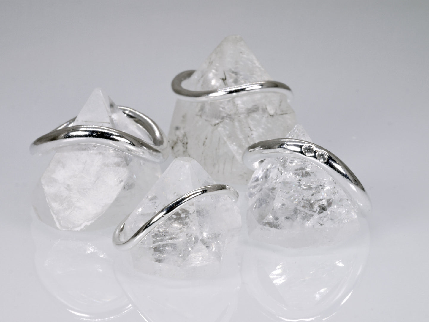 KYMA Solo Wave Ring - Chunky 3mm with Sapphire